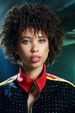 Frau mit Afrohaaren